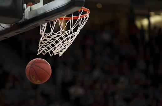 全球篮球数据平台发布会现场展示NBA与CBA实时比分同步技术的大屏幕显示界面