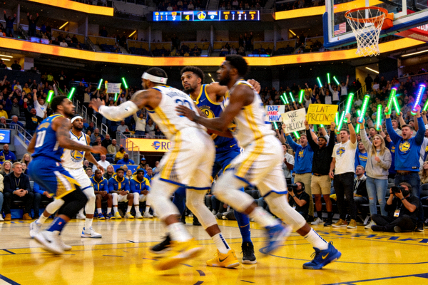 NBA比赛现场高清画面，展示球员激烈对抗和观众热情