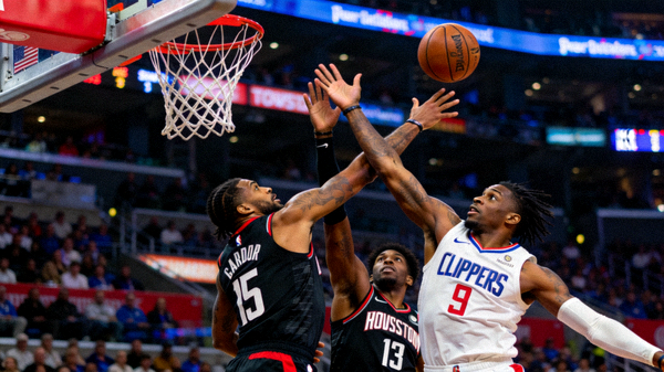 NBA季后赛精彩回放画面，球员在篮下激烈争抢篮板的高清截图